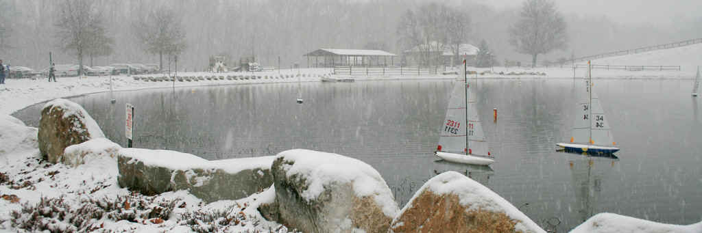 Sailing in Snow.jpg (106631 bytes)